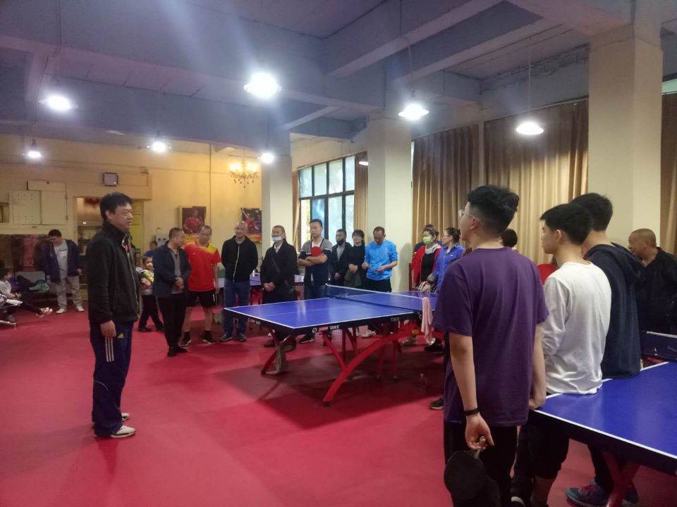 侯俊教练给大家讲解基本技术要领