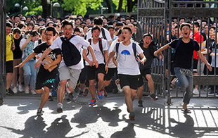src=http-//ej.eastday.com/images/thumbnailimg/month_1806/b71bb828-1311-4be4-9e88.jpg